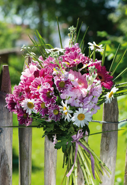Grußkarte Blumenstrauß am Zaun