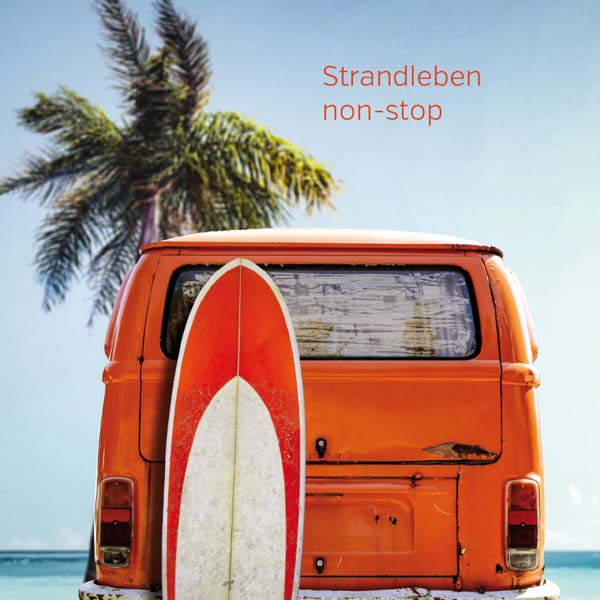 oranger Bus am Strand Surfbrett